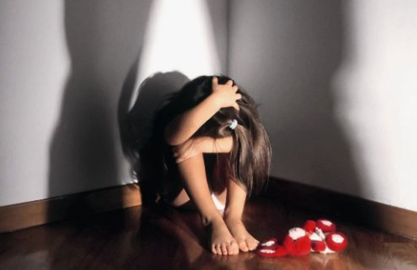 Orrore a Boscoreale, bimba di 4 anni abusata sessualmente dallo zio e dalla compagna