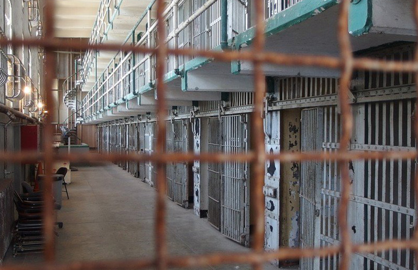 Nelle carceri irpine è il caos. Risse fra detenuti. Cellulari nascosti e ovuli in pancia