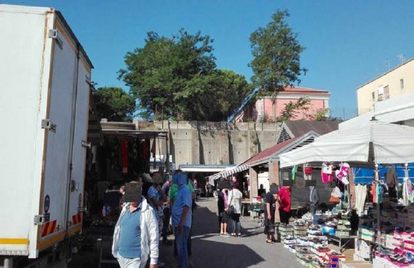Torino: stop ai Portici di Carta, al Balon e ai mercatini