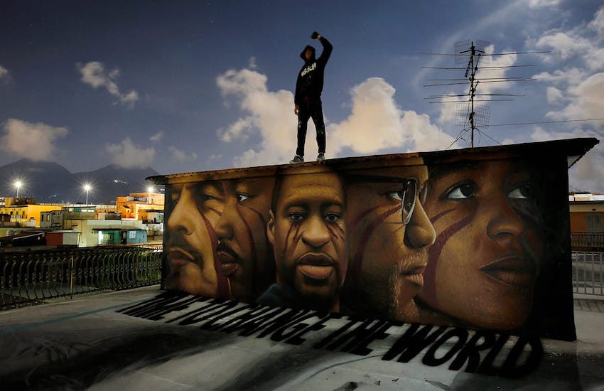 Jorit firmerà il volto di Pino Daniele sul grattacielo della Stazione