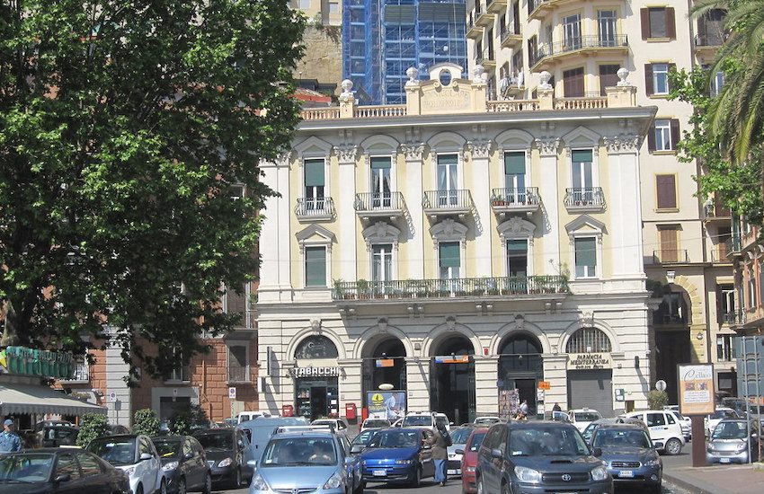 Notte di violenza a Mergellina, lite sfocia in sparatoria: feriti anche due  passanti