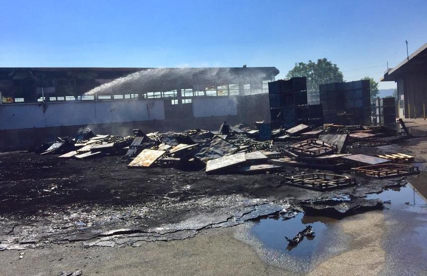 Incendio alla Pilkington di Settimo torinese, bruciano bancali in polietilene