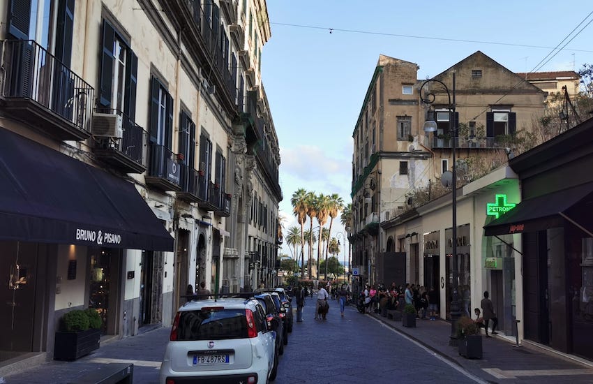 Campania, da domani mascherine non obbligatorie all’aperto, ecco l’atto di richiamo di De Luca