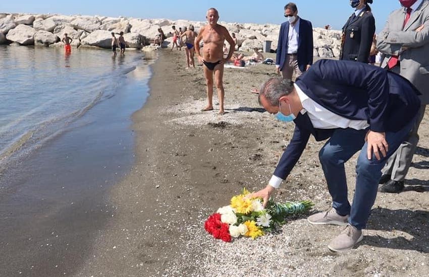 La giornata del Rifugiato, cerimonia con De Magistris e le associazioni, Maschio Angioino colorato