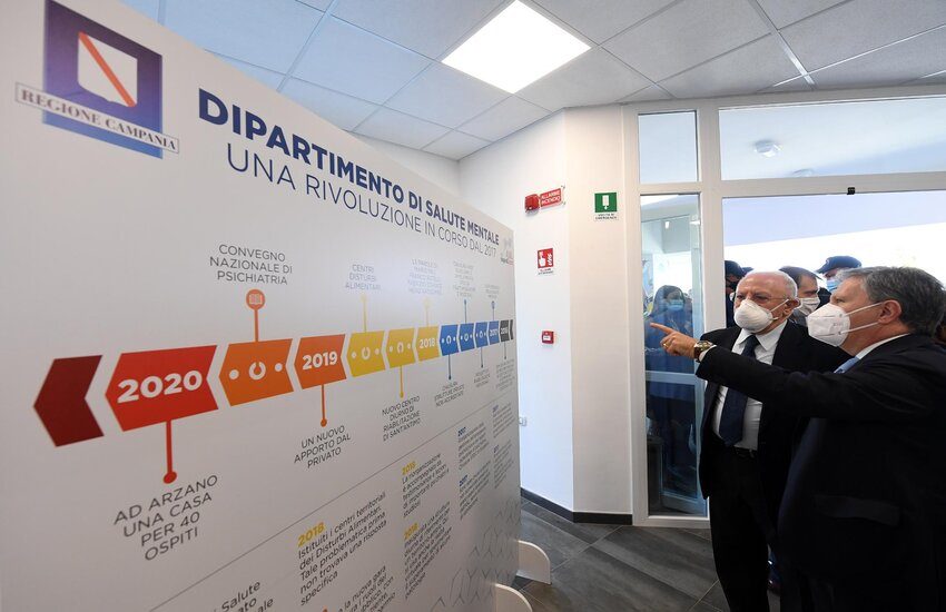 De Luca inaugura la “Casa impresa Benessere”. Forti le contestazioni sui social