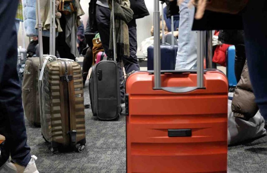 Vietato portare il trolley a bordo ma la decisione non piace al senatore leghista