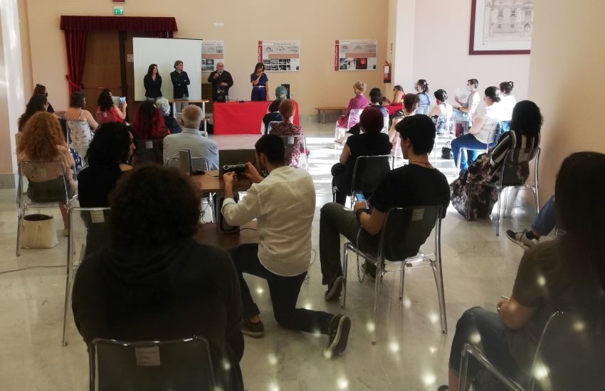 Teatro Mandanici, un foyer pieno di giovani annuncia la “ripartenza” (video)