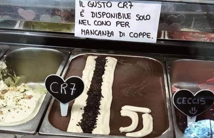 Napoli-Juventus, lo sfottò della coppa diventa virale