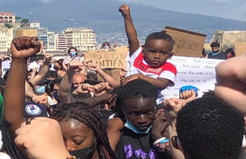 Napoli antirazzista scende in piazza: proteste davanti all’ambasciata americana contro la morte di George Floyd