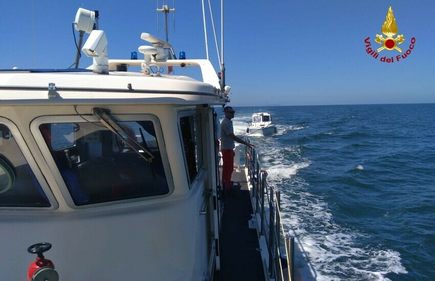 Natante in difficoltà, imbarca acqua al largo di Livorno: intervengono Capitaneria e Vigili del Fuoco