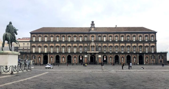 San Carlo spettacolo di fronte a Palazzo Reale