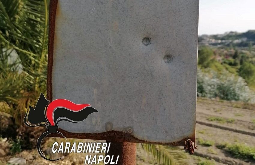 Pozzuoli, provano una pistola in aperta campagna: denunciati 22enne e 14enne