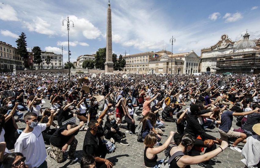 Roma, maxi assembramento in Piazza del Popolo in memoria di George Floyd