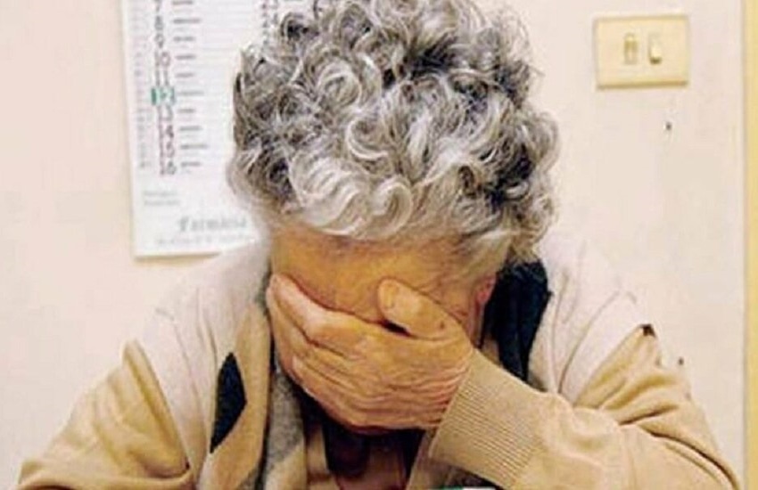 Derubata un’anziana con la scusa del gel disinfettante