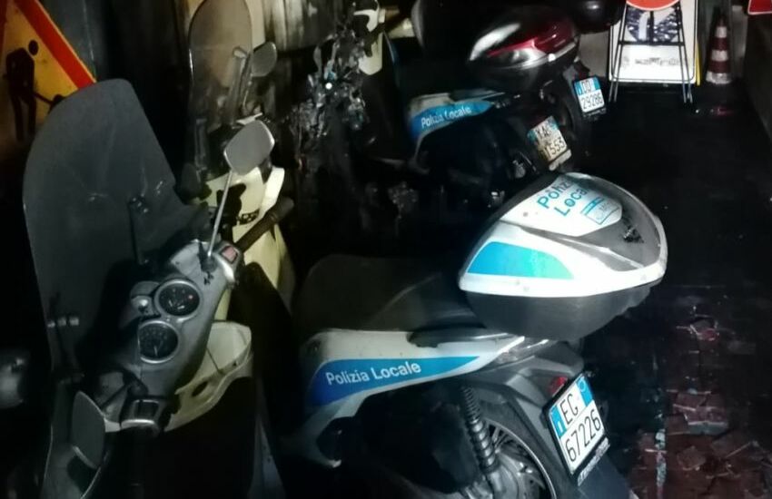 Genova, incendio doloso nella rimessa scooter della polizia locale: azione anarchica