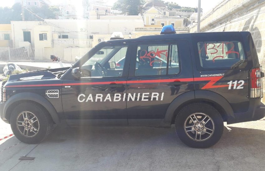 Imbrattano l’auto dei carabinieri: denunciati 3 giovani a Ponza