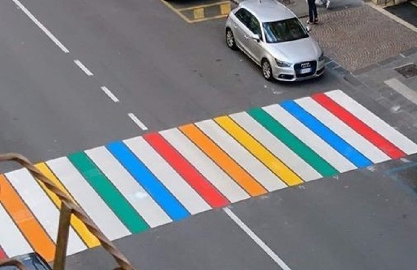 Avellino, strisce pedonali colorate in via Matteotti: l’immagine è virale