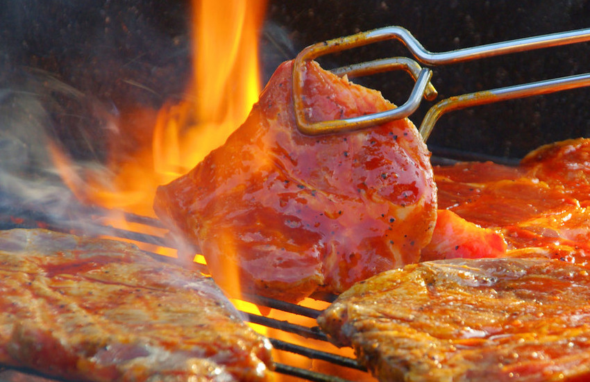 Il barbecue della discordia, donna vegana minaccia il vicino: “La prossima volta che grigli la carne…”