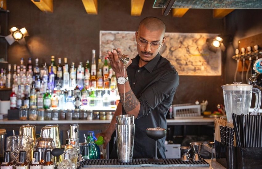 Due giovani veronesi sfidano la crisi con “Personal Barman”, il barista a casa