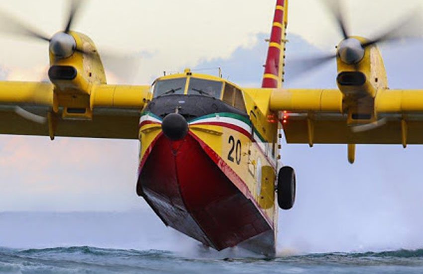 Canadair sorvolano Catania per domare un incendio di vegetazione ad Adrano