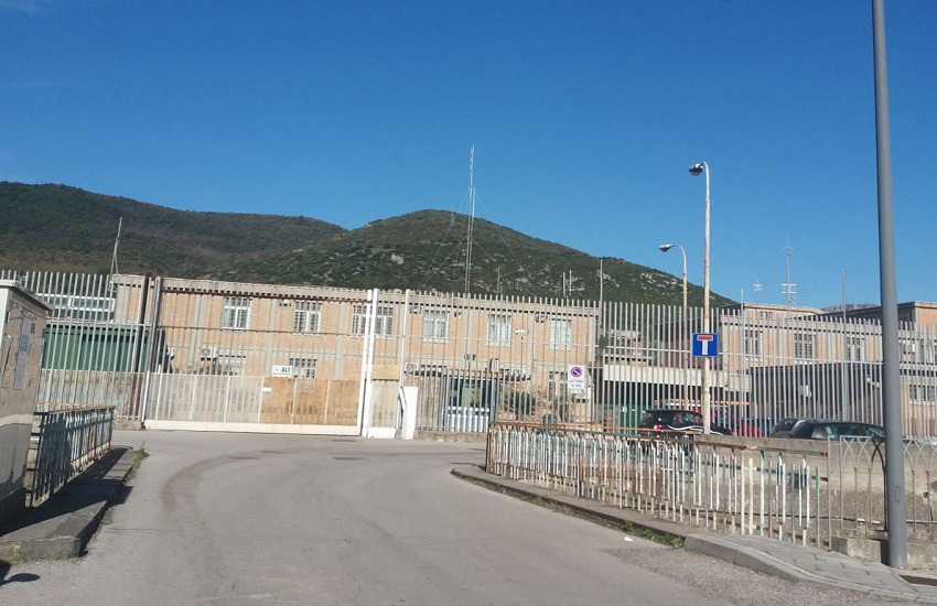 Detenuto aggredisce agente della penitenziaria nel carcere di Fuorni