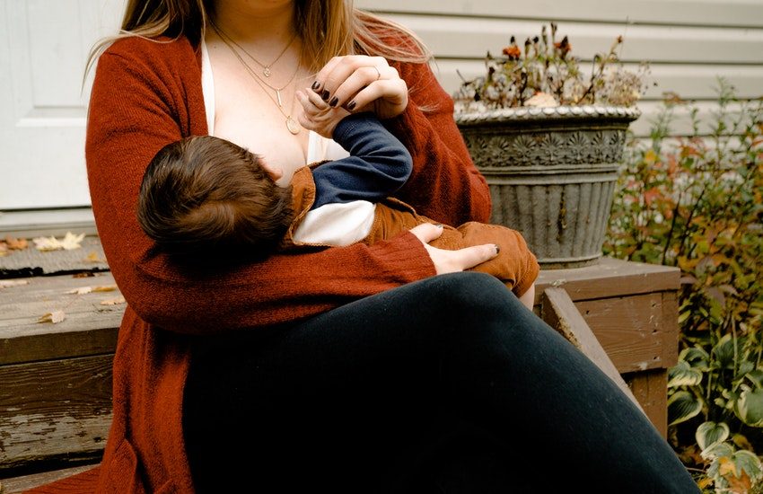 Chiede alla moglie di allattare il figlio in un’altra stanza. Il motivo? É sorprendente