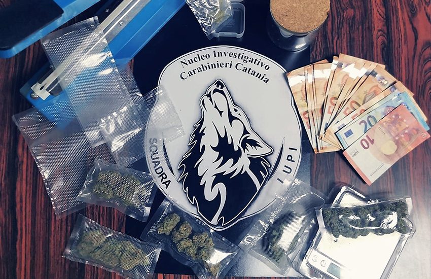 Catania, arrestato “rider” che consegnava droga a domicilio: riceveva le ordinazioni su WhatsApp