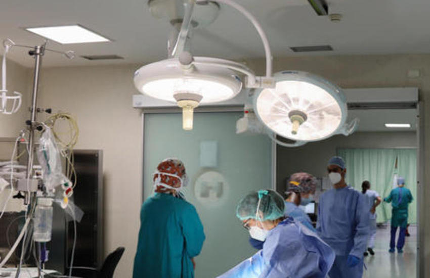 Medico balla in sala operatoria davanti alla paziente: lei muore dopo l’intervento
