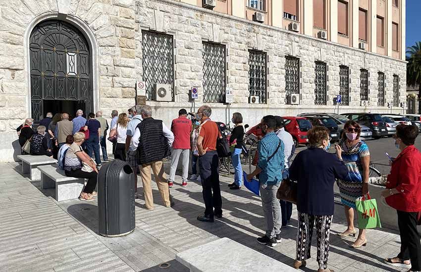 SANITA’ SEMPRE PIU’ TAGLIATA, IN ATTESA SOTTO IL SOLE PER UN PRELIEVO DI SANGUE