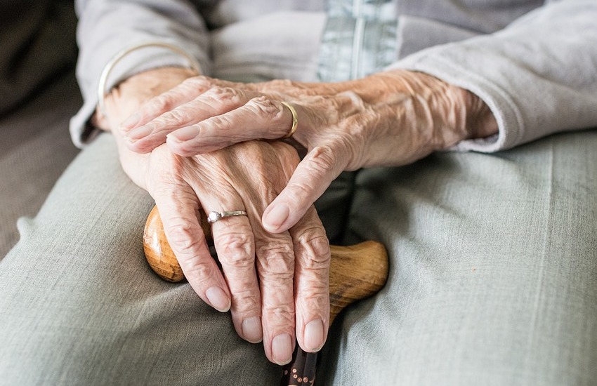 Anziana morta da 10 anni, ma una donna ha continuato a prelevare la sua pensione: truffa enorme ai danni dello Stato