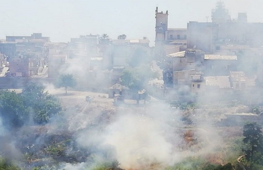 Sabato di fuoco in provincia di Ragusa