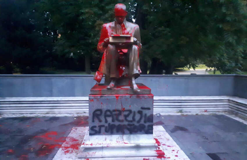 Indro Montanelli, vandalizzata la sua statua a Milano. Le reazioni della politica