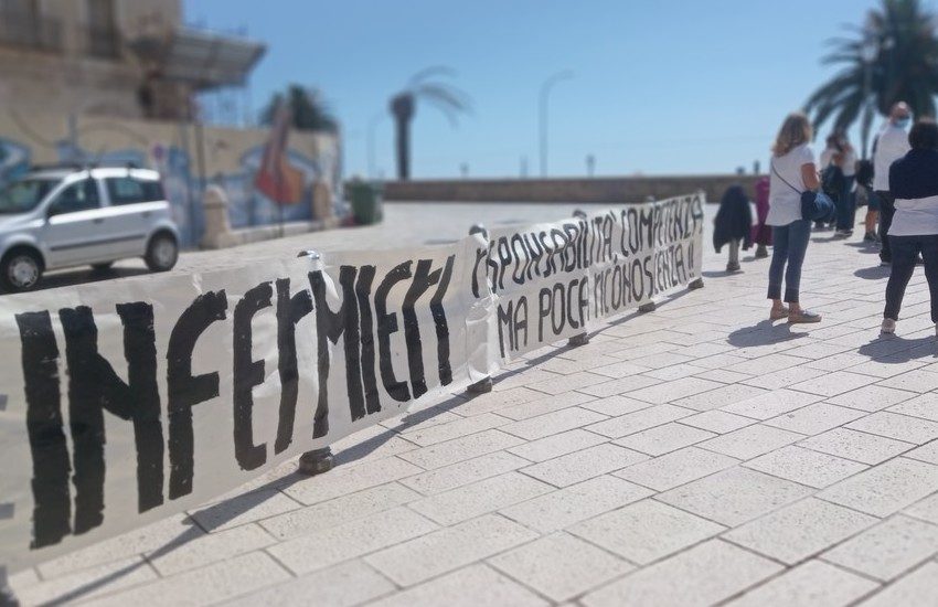 “Non siamo eroi, siamo sempre gli stessi”. Dalle piazze italiane gli infermieri dicono no a tutte le precarietà