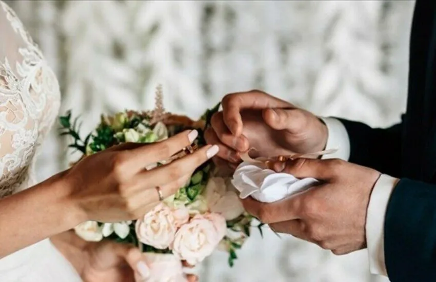 Crede di partecipare a un matrimonio-farsa per aumentare i follower ma si ritrova sposata. “Mi ha ingannata”