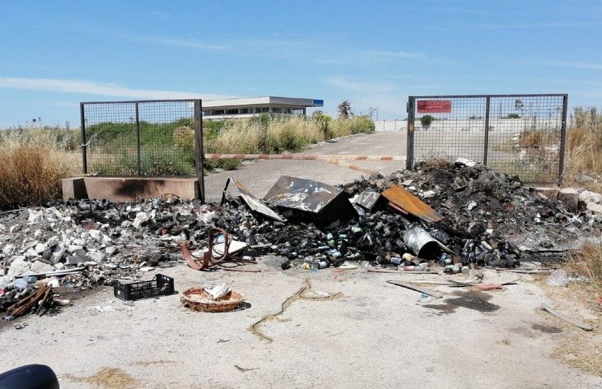 Rifiuti bruciati e abbandonati. Due persone nei guai