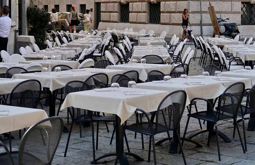 Via Chiavettieri, pub occupava “bene culturale” tutelato con sedie e tavolini