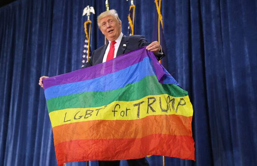 Trump sventola la bandiera di un sostenitore Lgbt