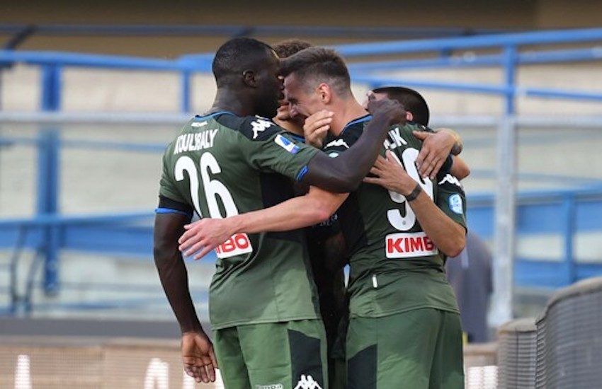 Il Napoli non si ferma e sbanca il Bentegodi: zampate vincenti di Milik e Lozano