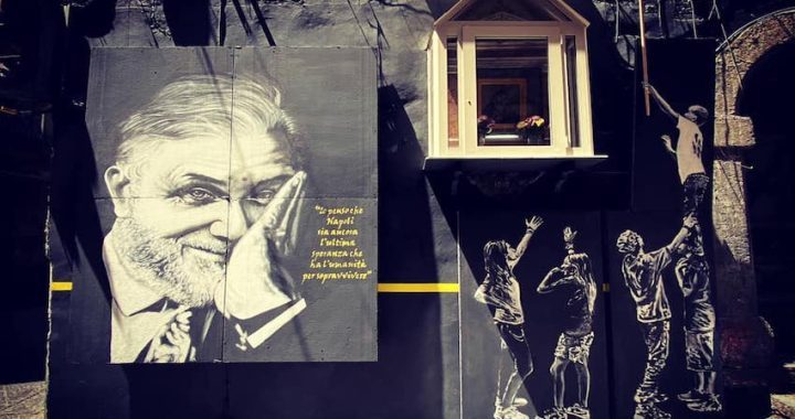 Luciano De Crescenzo, il murales ai Quartieri Spagnoli