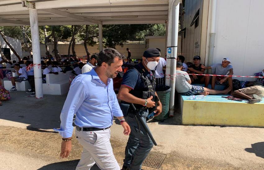 Salvini a Lampedusa: “Governo complice dei trafficanti”