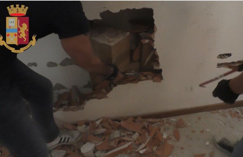 Narcos Milano, 16 milioni nascosti nel muro di casa, il sequestro della Polizia