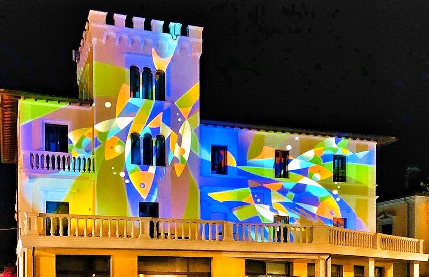 San Vincenzo torna a illuminarsi, via alle proiezioni artistiche sugli edifici principali