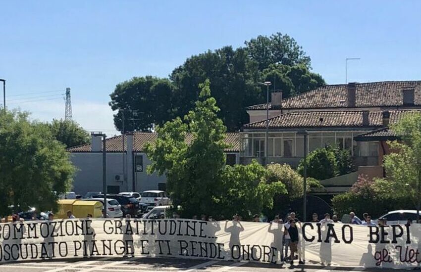 Padova, grande commozione ai funerali di Bergamin: striscione Ultras Padova di gratitudine