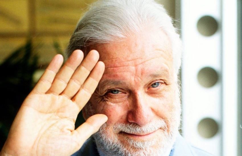 Giù le mani da Luciano De Crescenzo, bufera per un post leghista. La famiglia: «Tuteleremo la sua immagine»