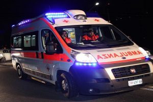 Bambino di un anno e mezzo investito dalla nonna nel cortile di casa: muore dopo la corsa in ospedale
