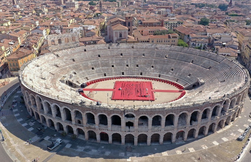L’Arena di Verona si riaccende con il “Cuore Italiano della musica”