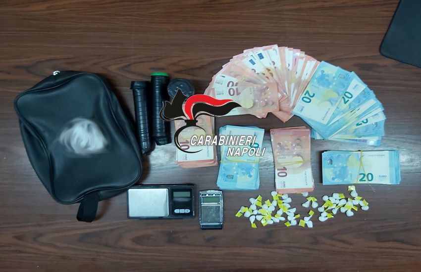 Fermato dai carabinieri tenta di gettare il borsello con la droga sotto l’auto. Arrestato 31enne incensurato