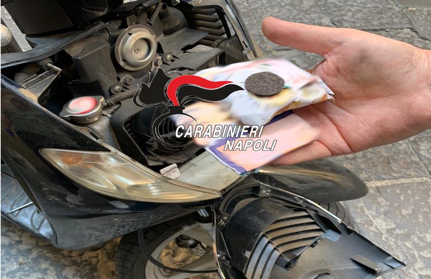 Nascondeva soldi falsi e droga nello scooter. Carabinieri arrestano 36enne