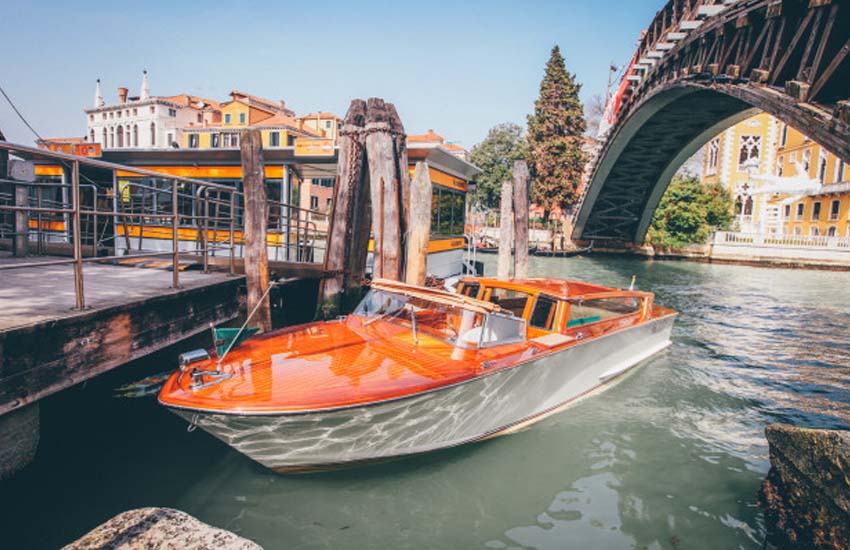 Venezia, turista nuota in Canal Grande