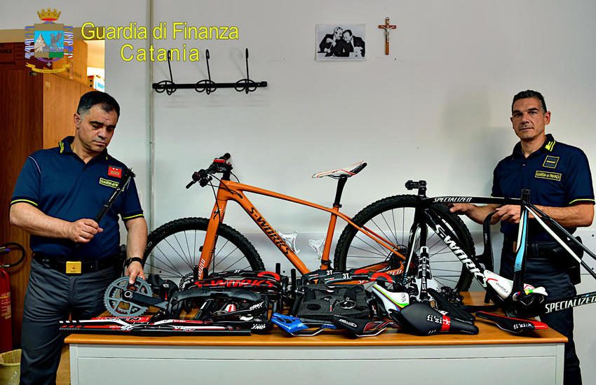Catania, sequestrati a Fiumefreddo di Sicilia telai e componenti contraffatti di bici da corsa dal valore di 15mila euro, denunciato un imprenditore